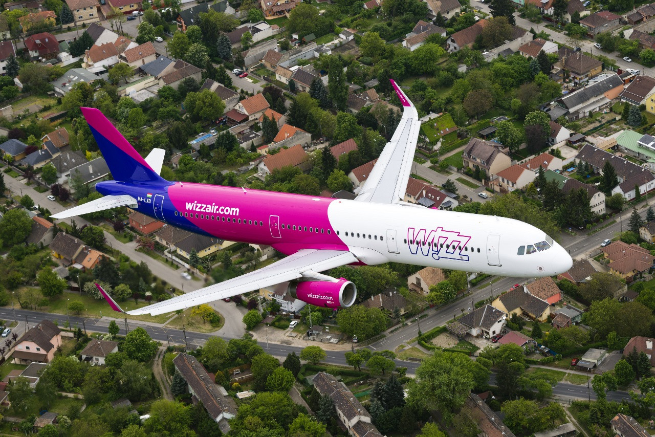 Wizz Air bate palma cu Starlink-ul lui Elon Musk pentru a aduce internet la bordul avioanelor