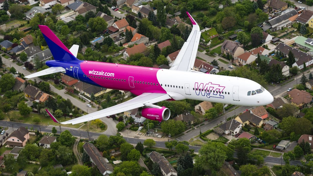 Wizz Air bate palma cu Starlink-ul lui Elon Musk pentru a aduce internet la bordul avioanelor