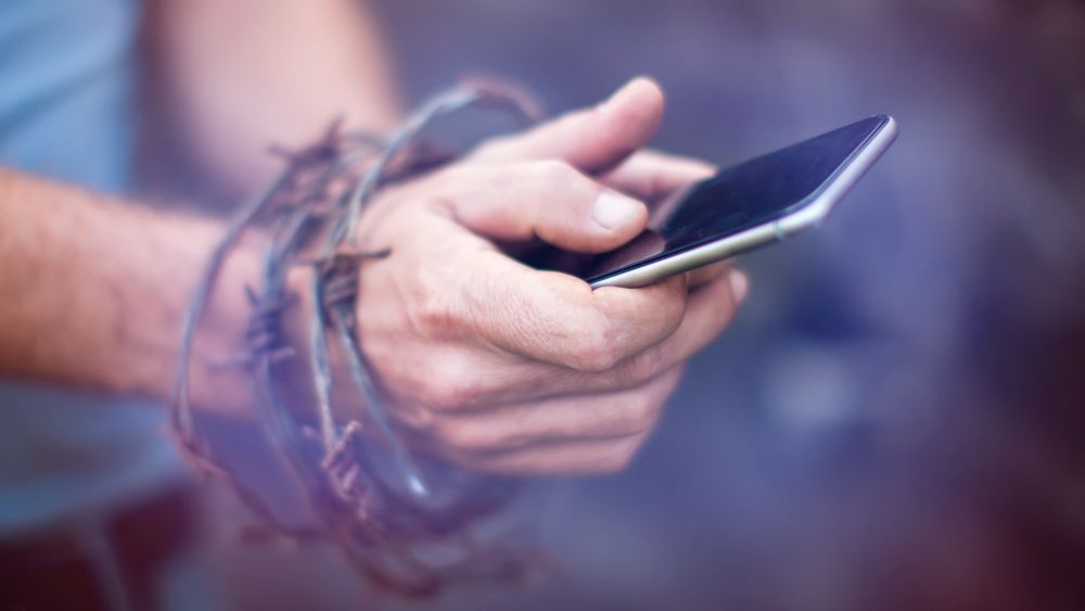 România face primul pas privind restricția accesului la reţele a copiilor sub 16 ani. Ce punem în locul "sevrajului" pentru telefon şi social media?