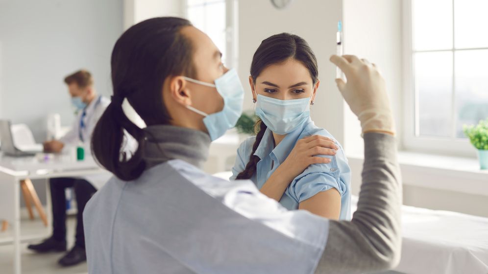 Studiu: Ciclul menstrual se poate prelungi cu mai puțin de o zi după vaccinarea anti-COVID-19