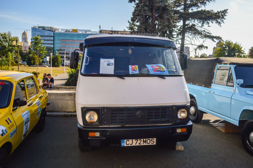 GALERIE FOTO | Mașinile comunismului au făcut baie de mulțime la Operă - Imagine 59