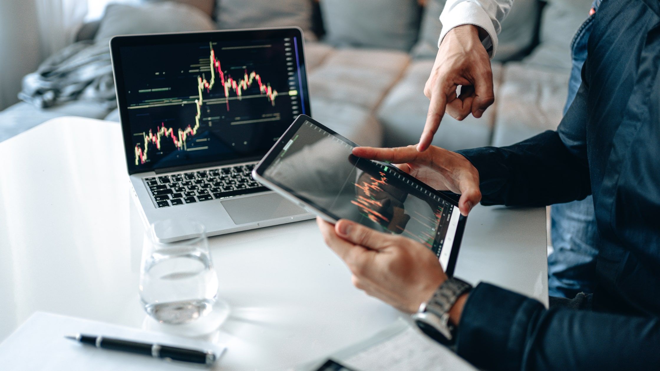 Românii pot investi în acțiuni la bursă cu doar 10 euro și fără comision*