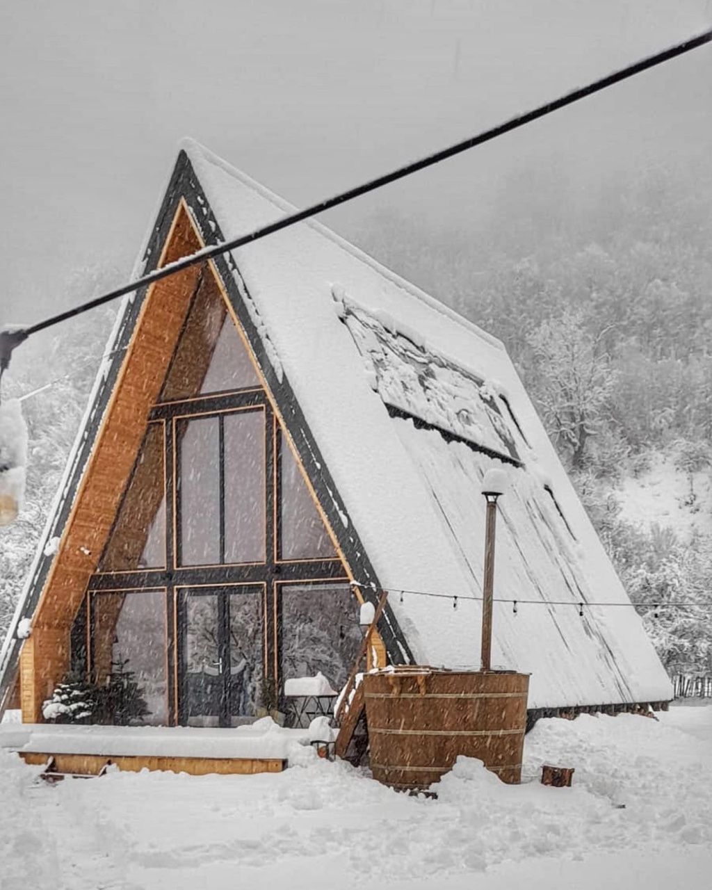 GALERIE FOTO: 5 cabane A-Frame din România unde te poți caza. Sunt la mare căutare printre cei ca - Imagine 1