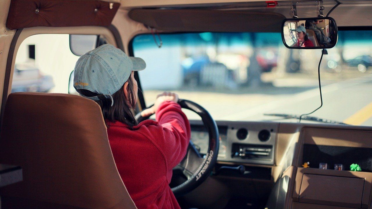 Tinerii din medii defavorizate pot obține permisul de conducere gratuit