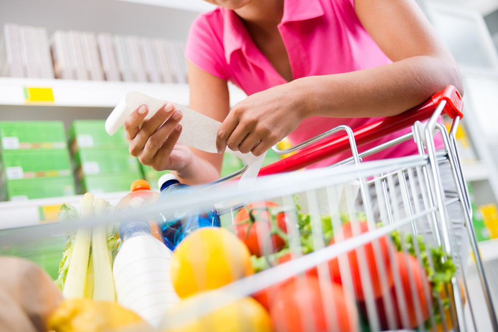 Mai au românii bani de alimente și alte cumpărături? De teama că vor rămâne cu marfa nevândută, distribuitorii iau măsuri drastice