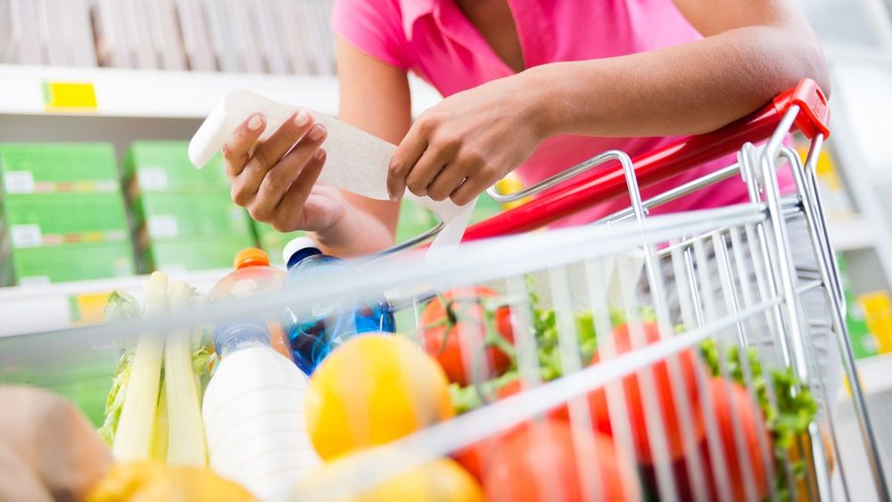 Mai au românii bani de alimente și alte cumpărături? De teama că vor rămâne cu marfa nevândută, distribuitorii iau măsuri drastice