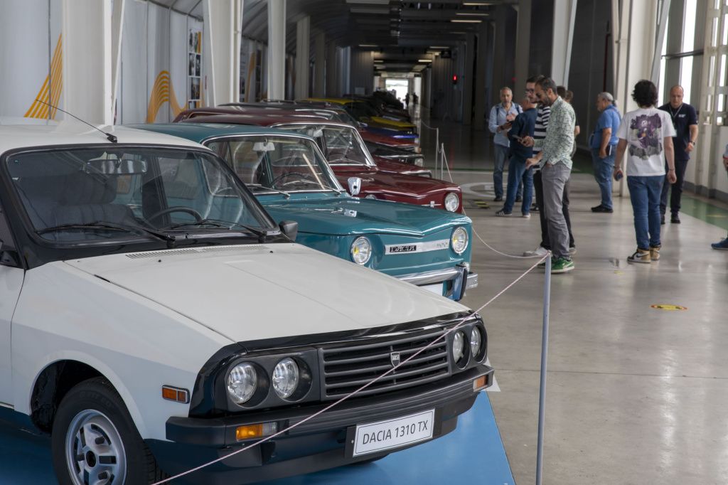 [FOTO] Colecția Dacia de care puțini știu: Cum arată "žmuzeul" de la Titu - Imagine 9