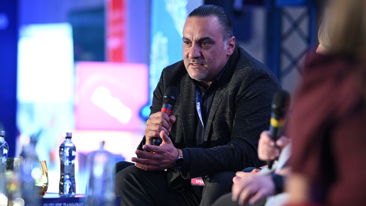 Cosmin Moldoveanu, Data Core Systems: Schimbarea tehnologiei într-o bancă este precum schimbarea motorului la 200 km/h. Ori cumperi mașină nouă, ori schimbi motorul și sari dintr-un obstacol în altul