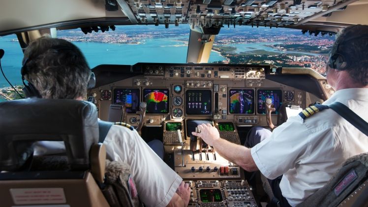 Sky is the limit in domeniul aviatiei: cat castiga cel mai bine platit pilot din Romania