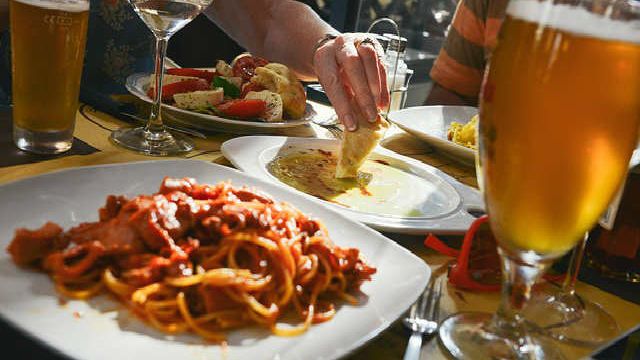 Romanii au redus consumul de calorii in 2015, dar consuma prea multa paine