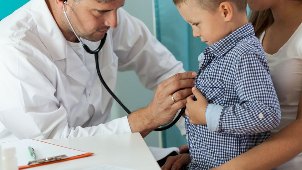 Medicul de familie, ia-l de unde nu-i. În mediul rural, numărul de medici de familie scade constant