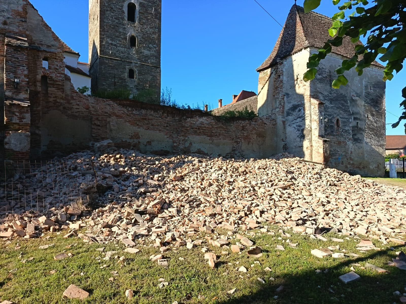 Incident la Biserica Fortificată din Moșna: zidul de nord s-a prăbușit parțial