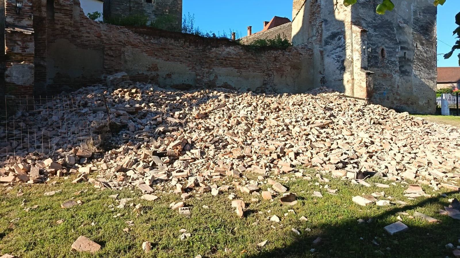 Incident la Biserica Fortificată din Moșna: zidul de nord s-a prăbușit parțial