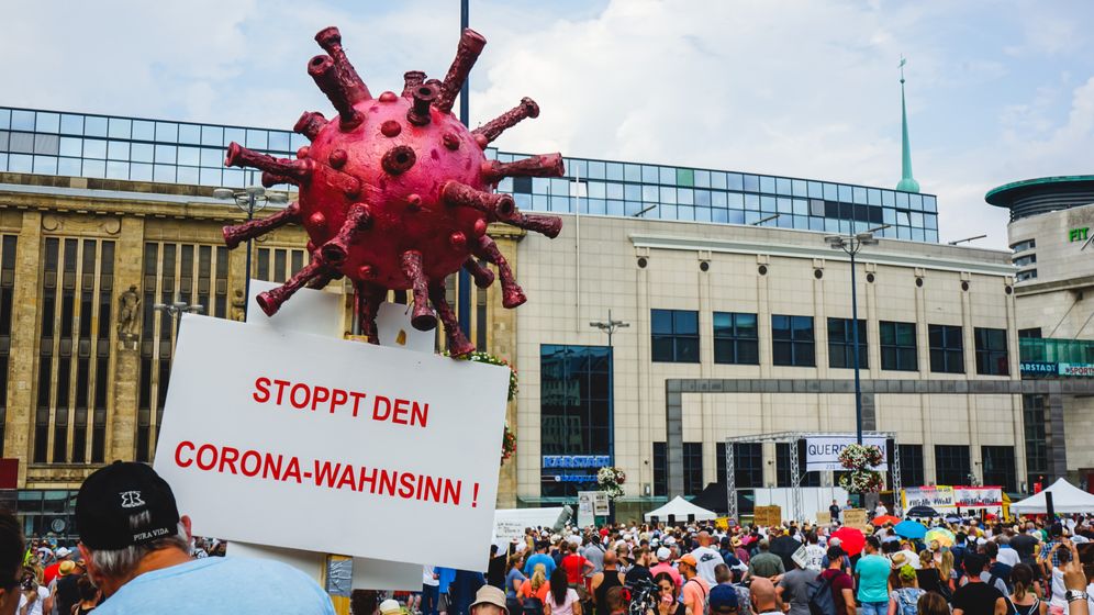 Europa pe străzi. În Germania, Finlanda, Danemarca şi Norvegia oamenii protestează împotriva restricțiilor