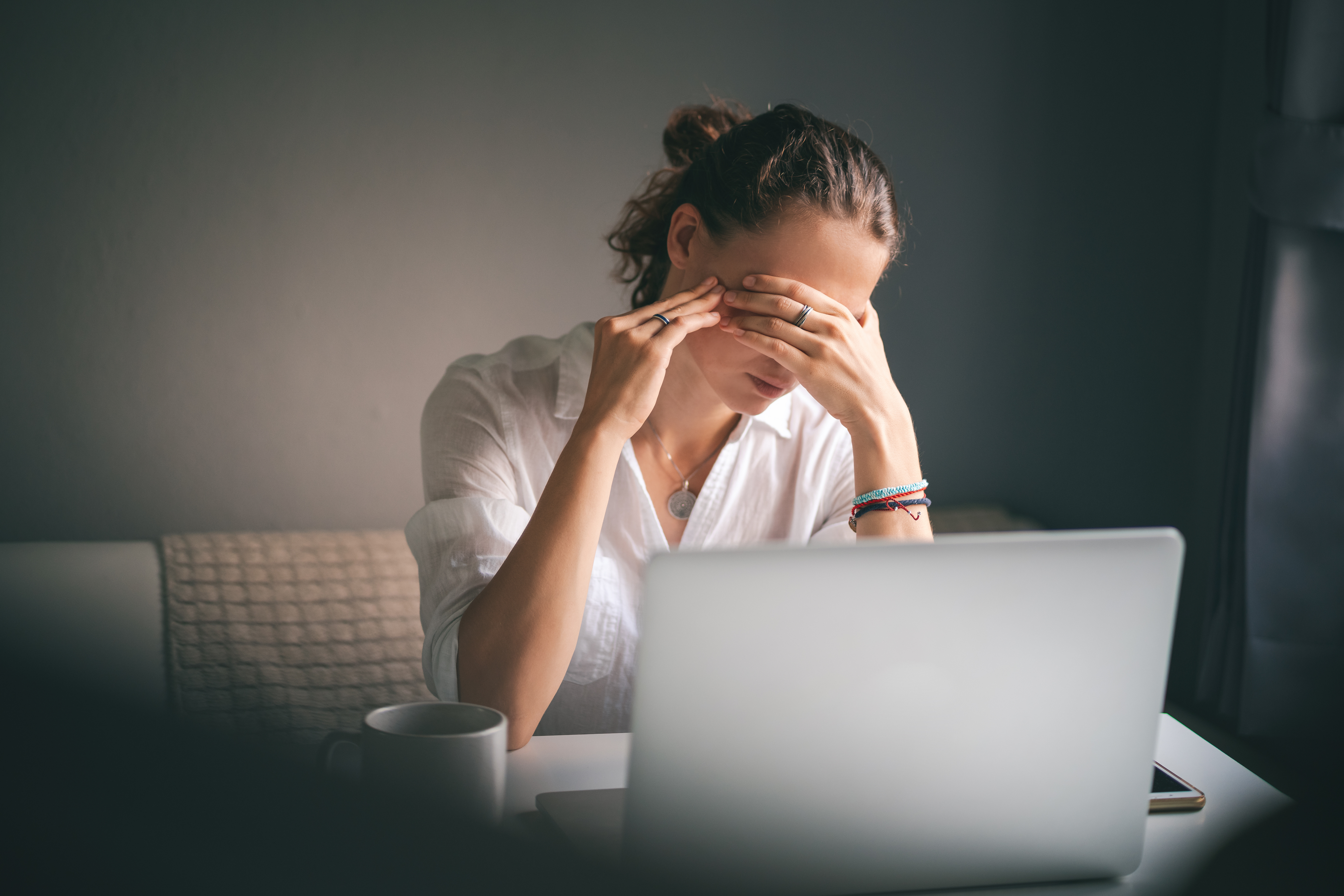 Axa creier-intestin la locul de muncă. De ce deciziile dificile și deadline-urile strânse afectează digestia