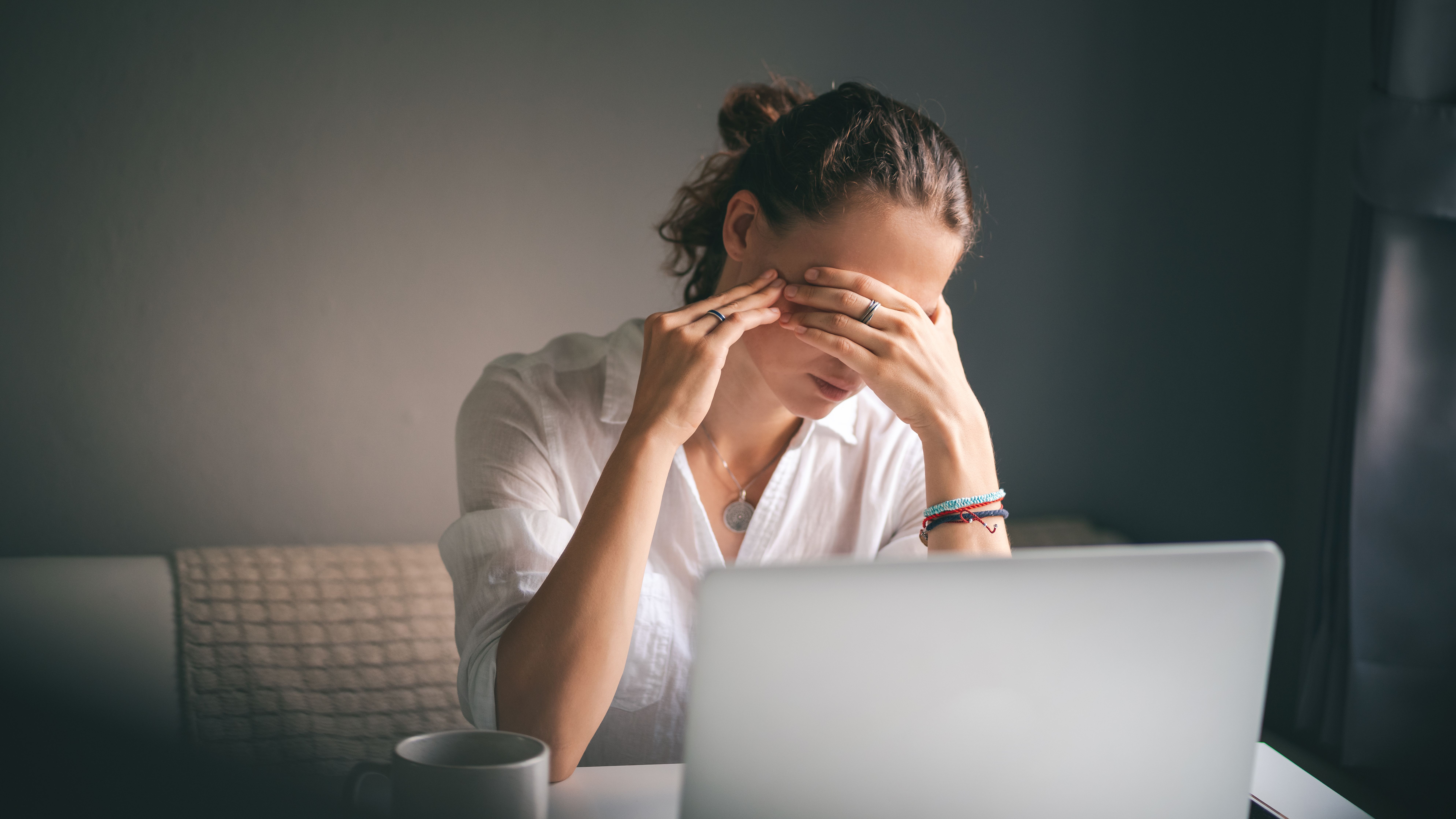 Axa creier-intestin la locul de muncă. De ce deciziile dificile și deadline-urile strânse afectează digestia