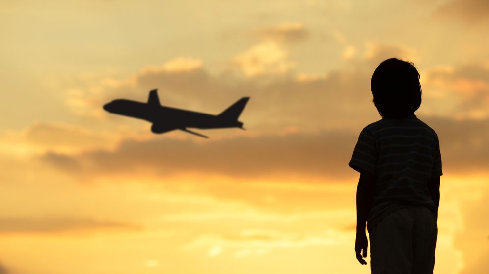 Neîncrederea alungă tinerii din România: Peste 50% dintre copiii români vor să se mute în altă țară