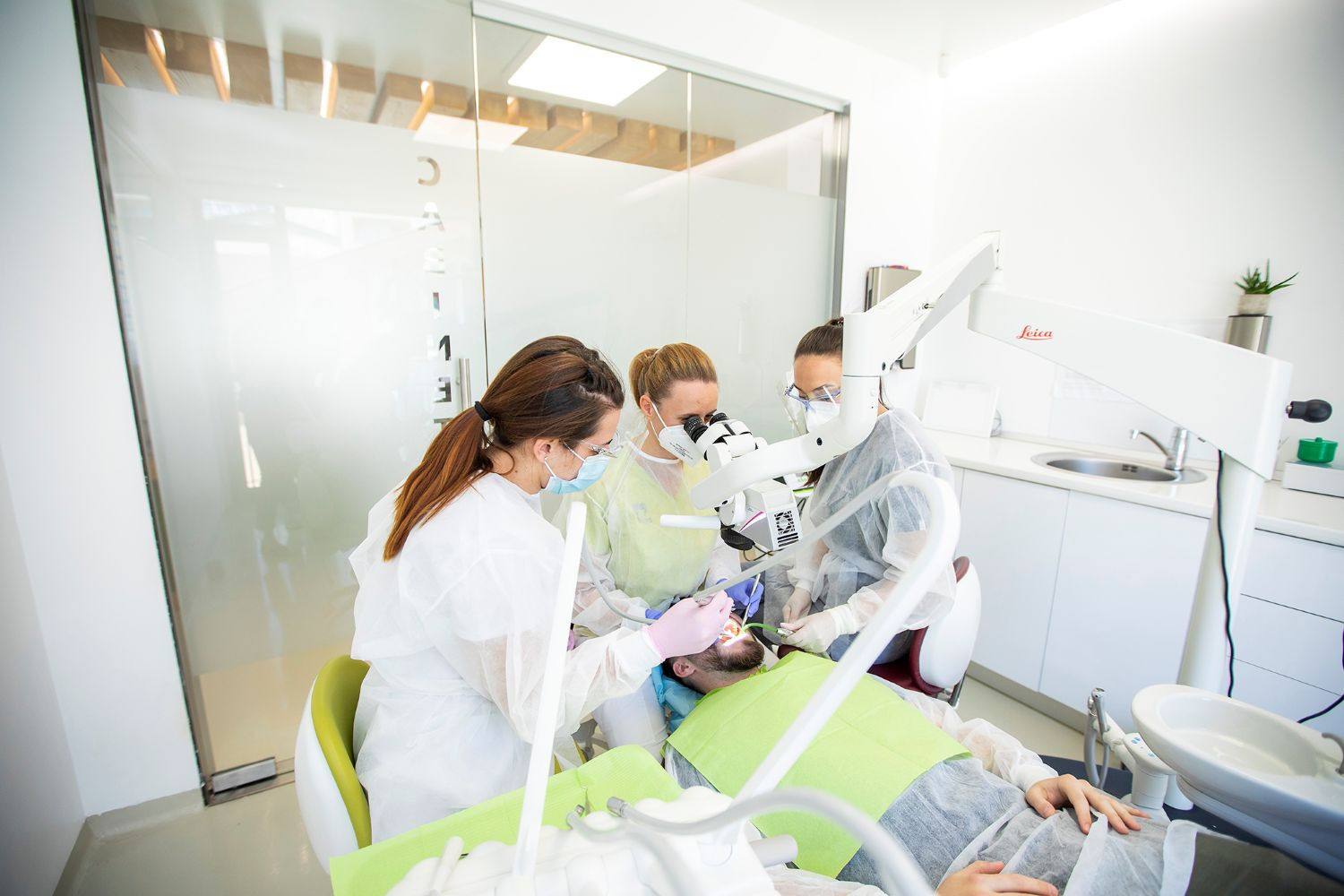 De ce clinicile stomatologice investesc tot mai mult în tehnologie și echipe multidisciplinare