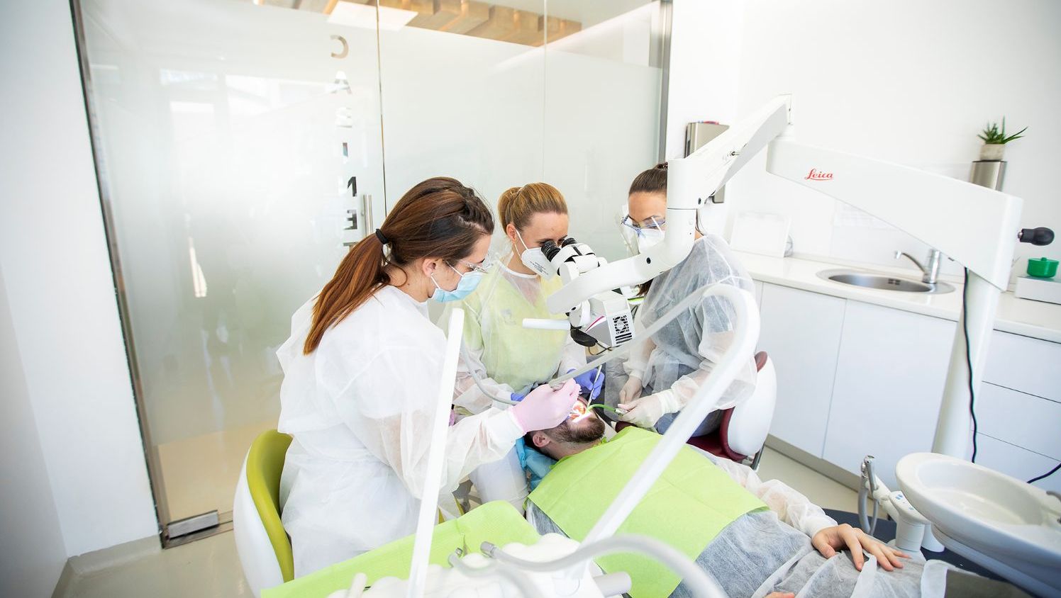 De ce clinicile stomatologice investesc tot mai mult în tehnologie și echipe multidisciplinare