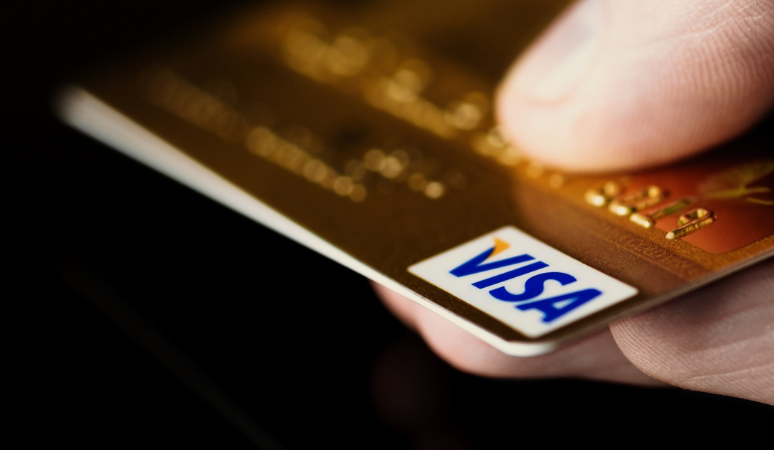 Visa investește într-un nou sistem care să prindă fraudele înainte să plece banii din cont