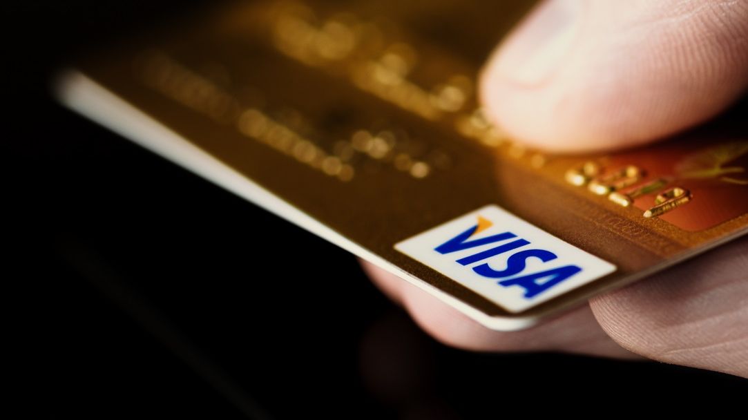 Visa investește într-un nou sistem care să prindă fraudele înainte să plece banii din cont