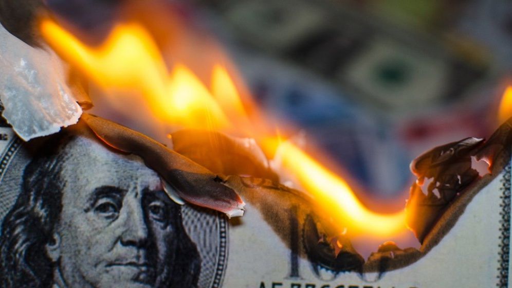 Angajaţii Morgan Stanley, ameninţaţi cu tăieri de salarii dacă mai lucrează de acasă