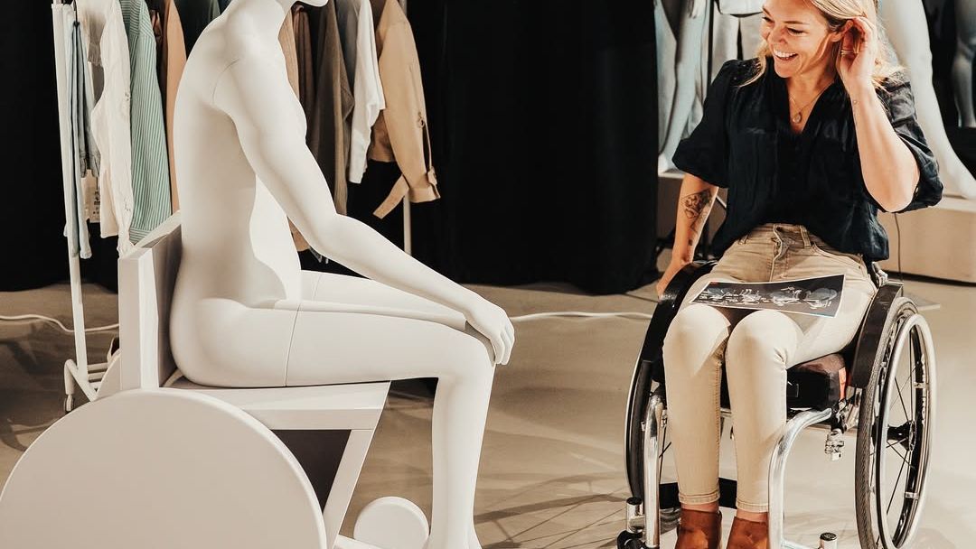 FOTO: Primark lansează primul manechin în scaun cu rotile