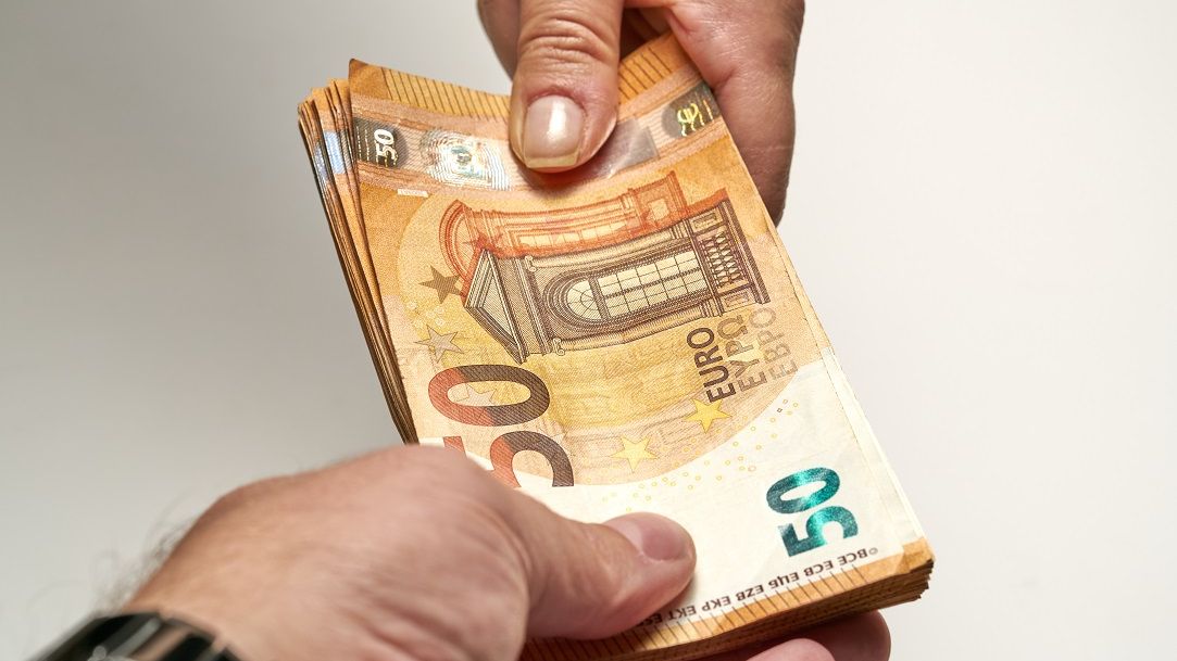 Un site folosit pentru a sustrage zeci de milioane de euro din conturi bancare a fost închis: peste 100 de persoane arestate