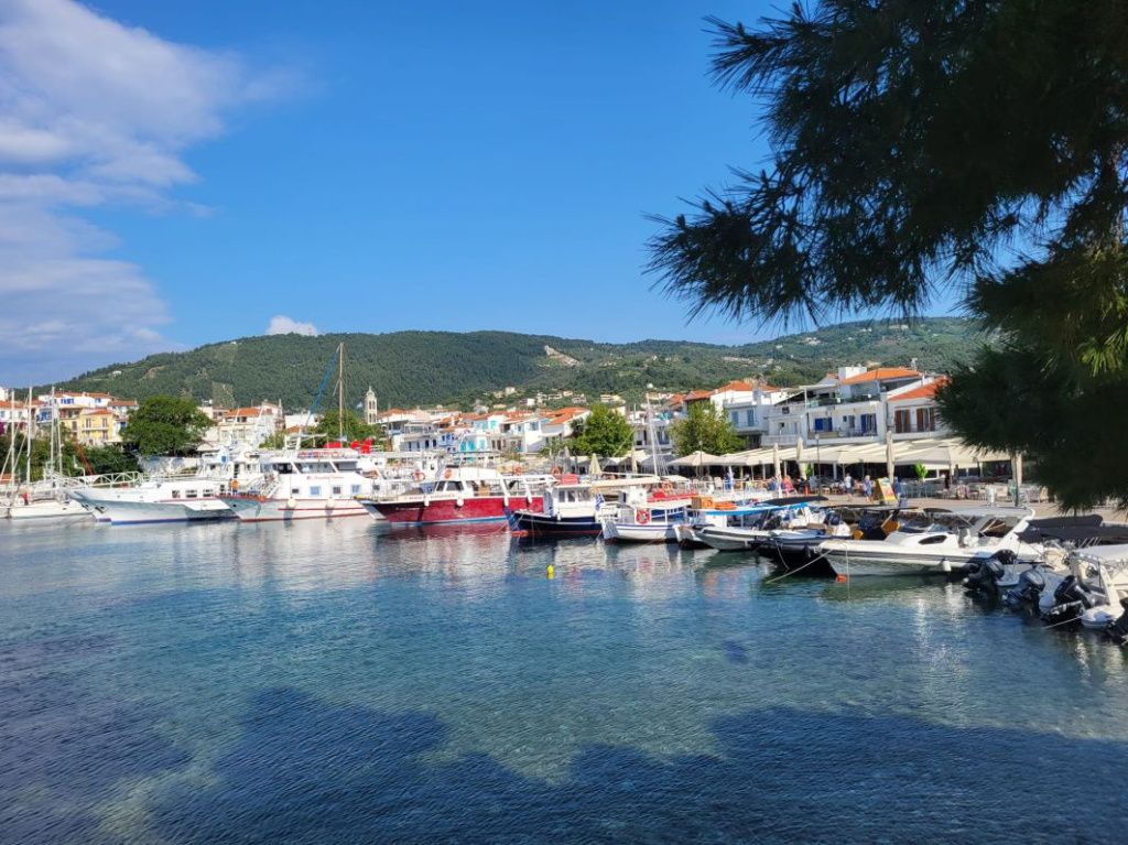 Skiathos, micuța insulă din Marea Egee cu păduri de pin, plaje premiate și povești medievale - Imagine 3