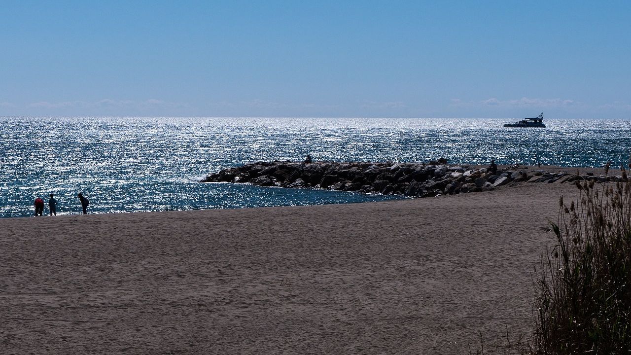 Regulamentul care a pus Marbella pe jar: ce sancțiuni au decis spaniolii pentru turiștii necivilizați pe plajă