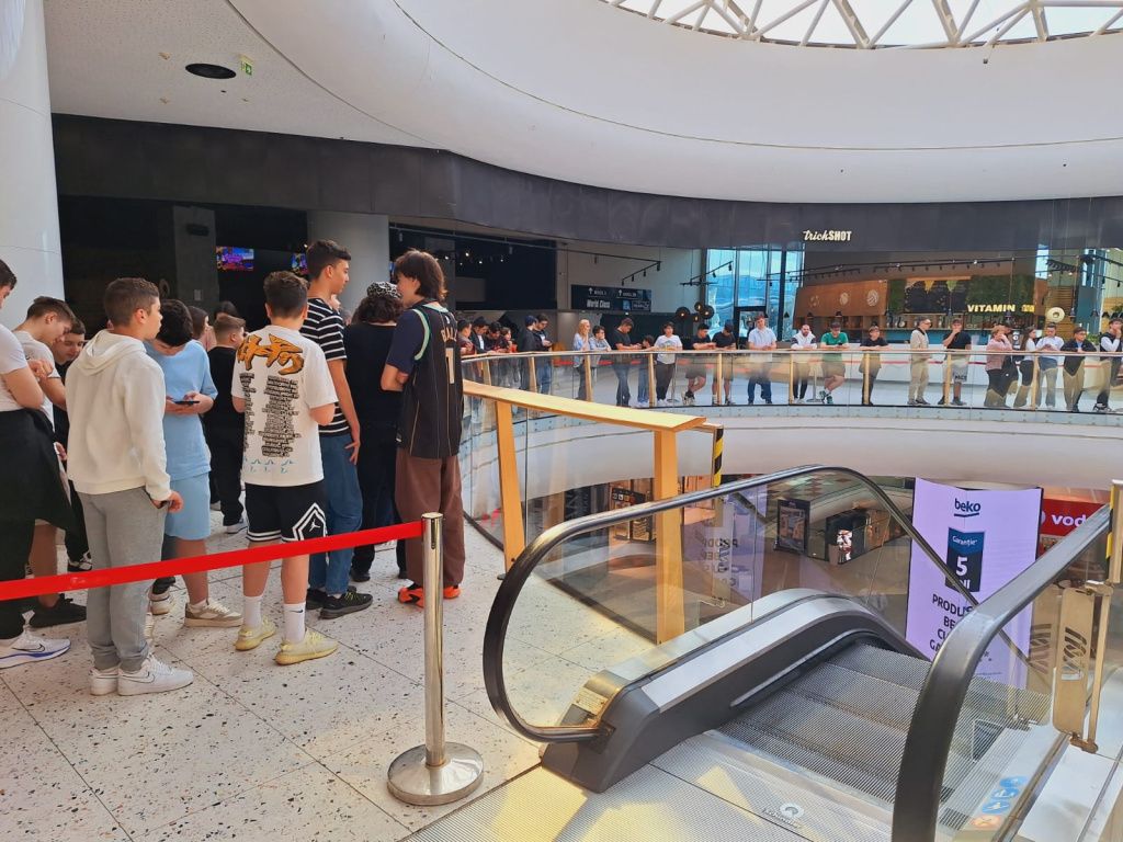 Galerie FOTO S-a deschis primul Wendy's din București: clienții s-au pus la coadă cu o oră înai - Imagine 14