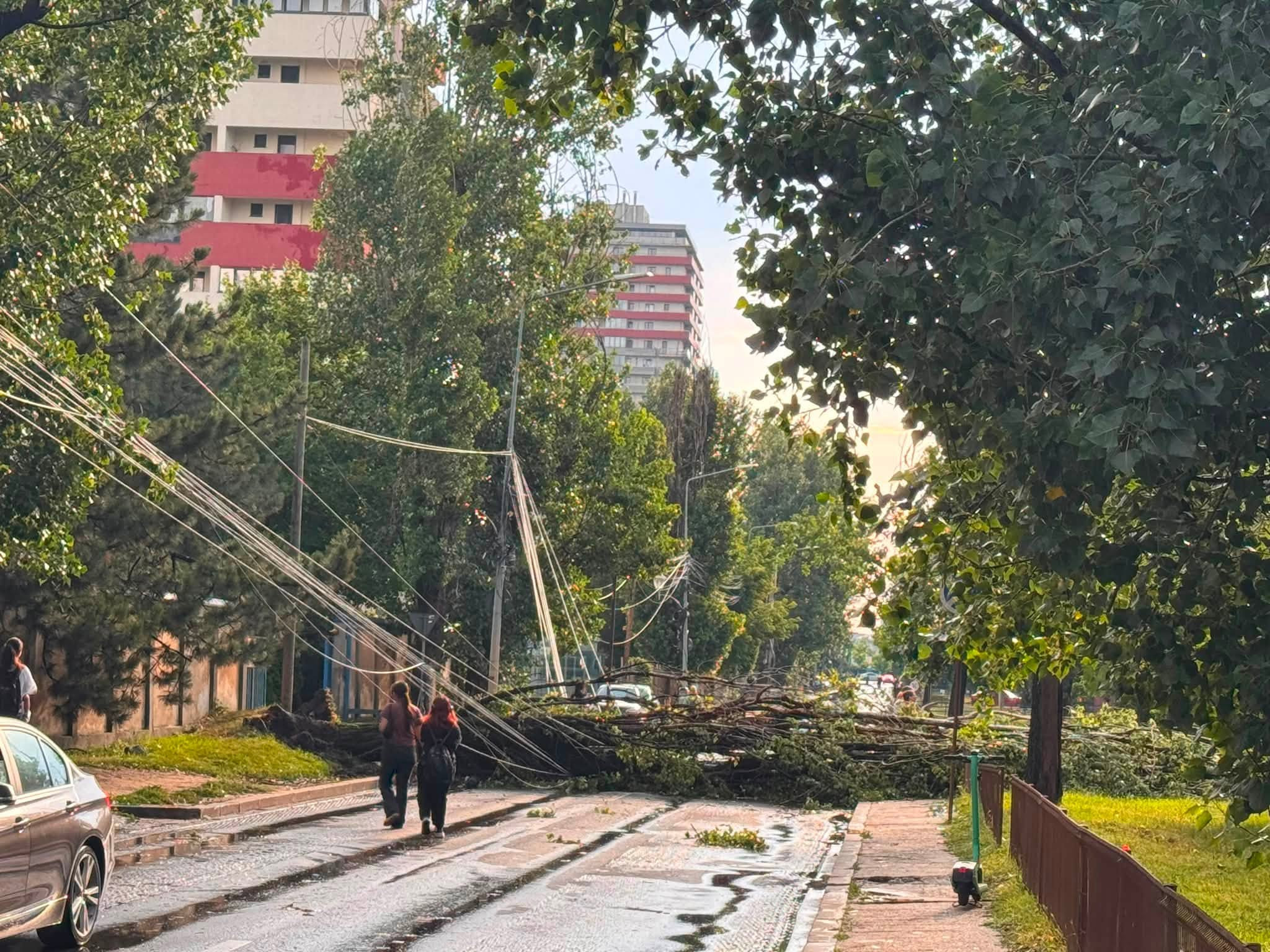 Efect ”neașteptat„ al furtunii din București: prețurile transportului cu Bolt sau Uber aproape s-au dublat