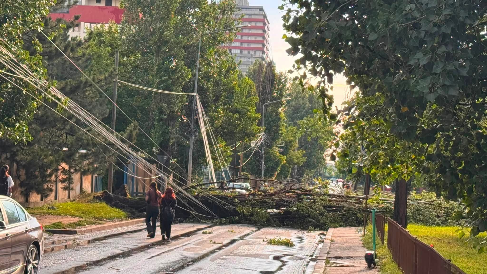 Efect ”neașteptat„ al furtunii din București: prețurile transportului cu Bolt sau Uber aproape s-au dublat