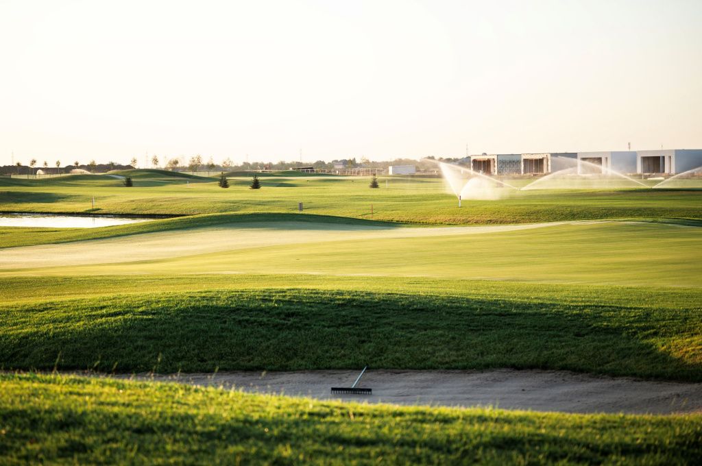 FOTO | Cel mai mare club de golf din Europa de Sud-Est se deschide în România. Vine și cu vile ș - Imagine 13