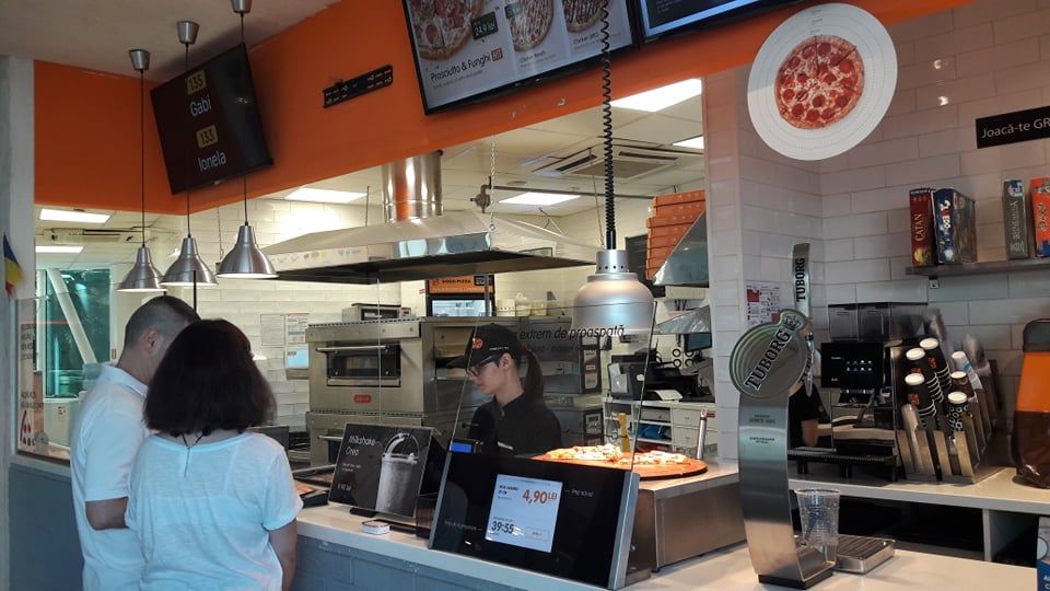 Cum ajunge pizza la tine acasa? De la comanda la bacsisul curierului - reportaj din pizzeria Dodo Pizza