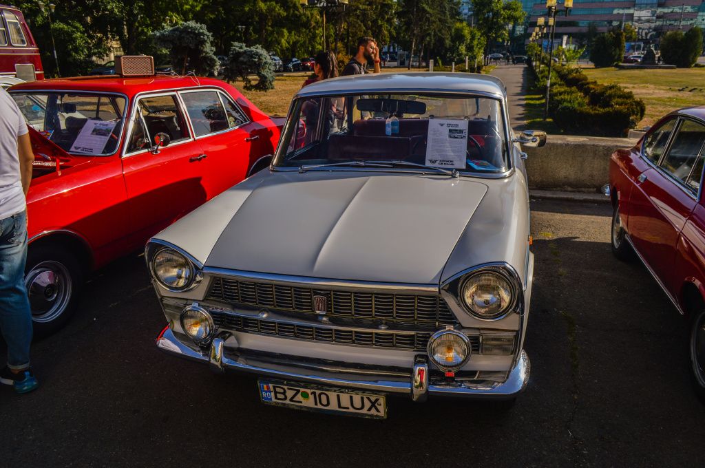 GALERIE FOTO | Mașinile comunismului au făcut baie de mulțime la Operă - Imagine 29