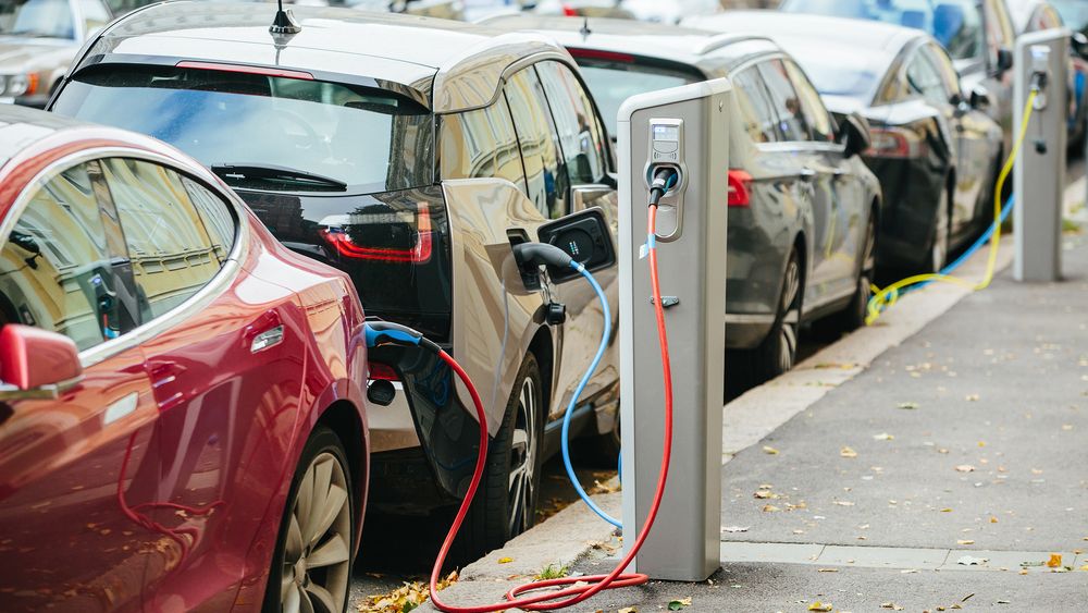 Statistică: Românii stau la coadă pentru mașini electrice. Vânzările au crescut cu peste 200% în aprilie
