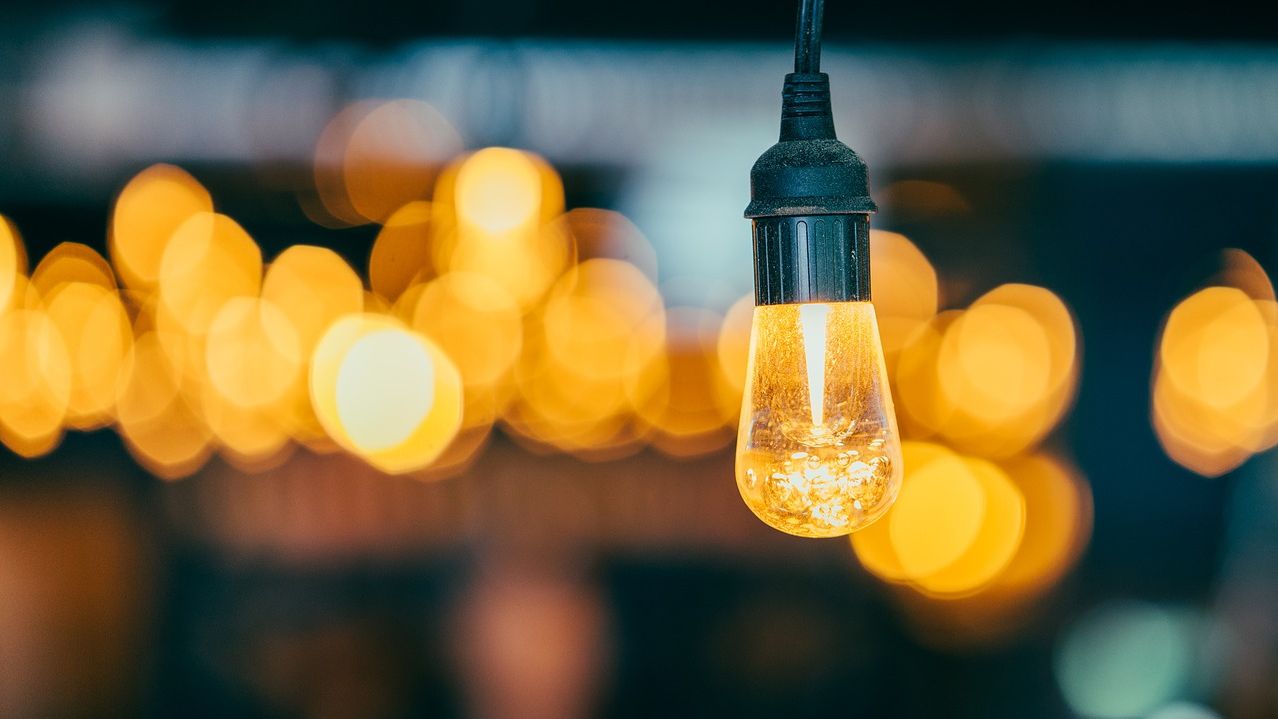 La lumina lumanarii: romanii au stat aproape sapte ore fara curent electric in 2018