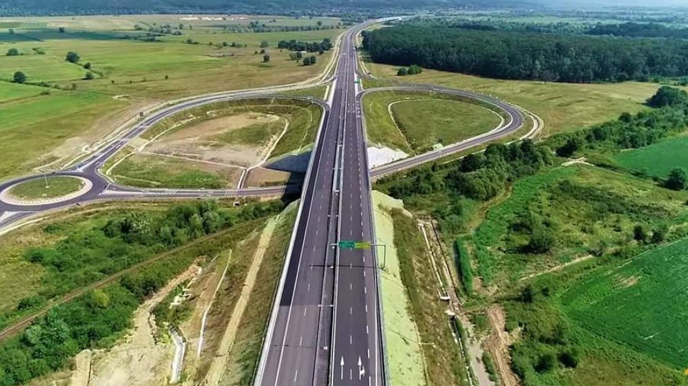 Lotul 3 al Autostrazii Lugoj-Deva s-a crapat si o parte din terasament risca sa se prabuseasca