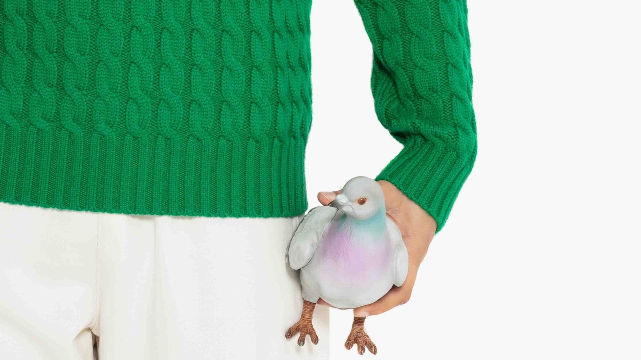 Geanta bărbătească în formă de porumbel care costă 900 de dolari. De ce s-a epuizat în câteva zile. VIDEO