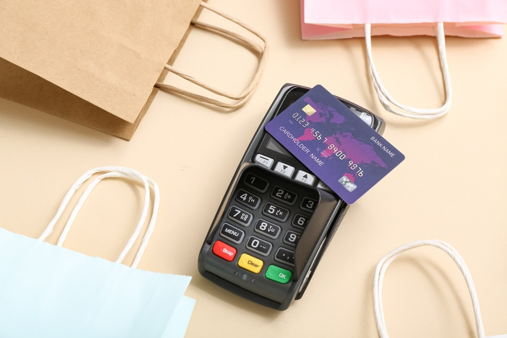 Cum să nu cazi în capcana fraudelor de Black Friday. Recomandările DNSC, Poliției Române și ARB