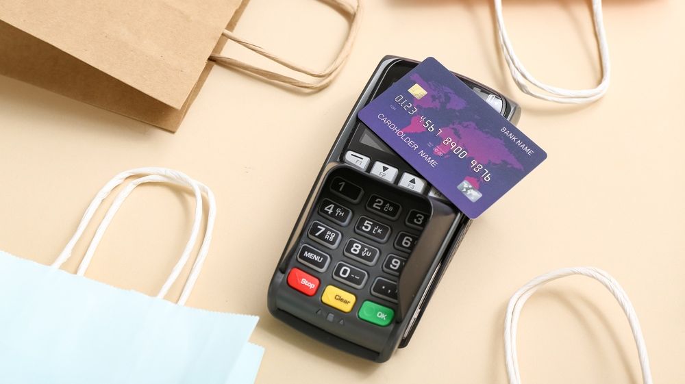 Cum să nu cazi în capcana fraudelor de Black Friday. Recomandările DNSC, Poliției Române și ARB
