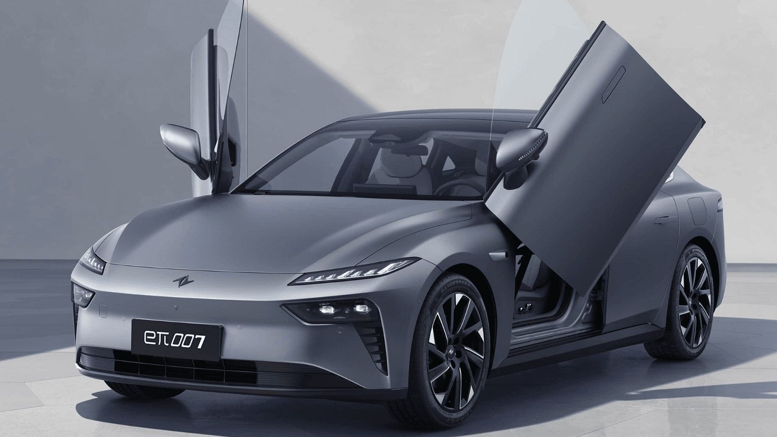 Vrei o berlină electrică cu uși „de Lamborghini”? Dongfeng 007 costă doar 20.000 de euro