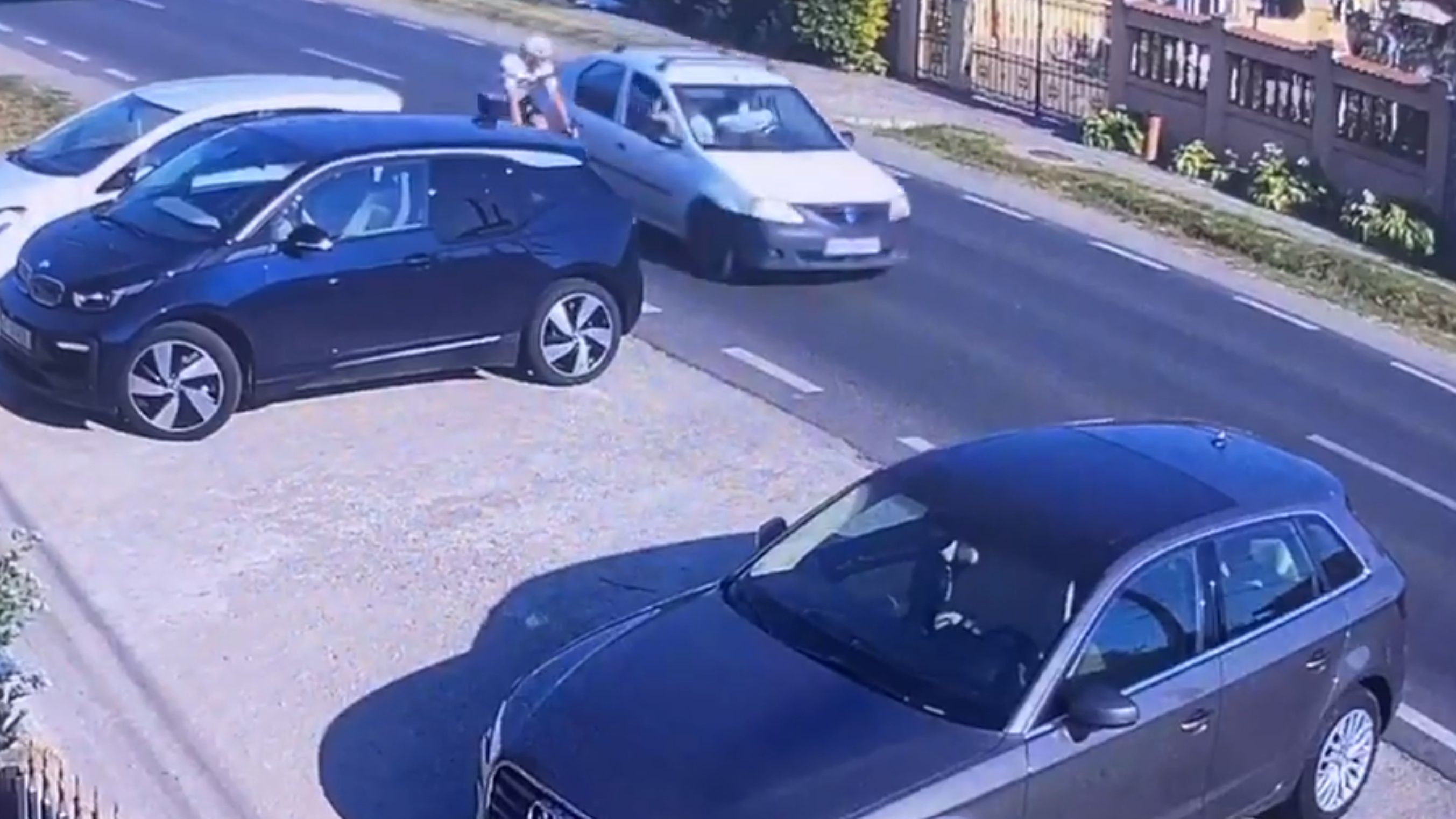 Imagini virale cu șoferul de Logan care a lovit intenționat un biciclist în Corbeanca