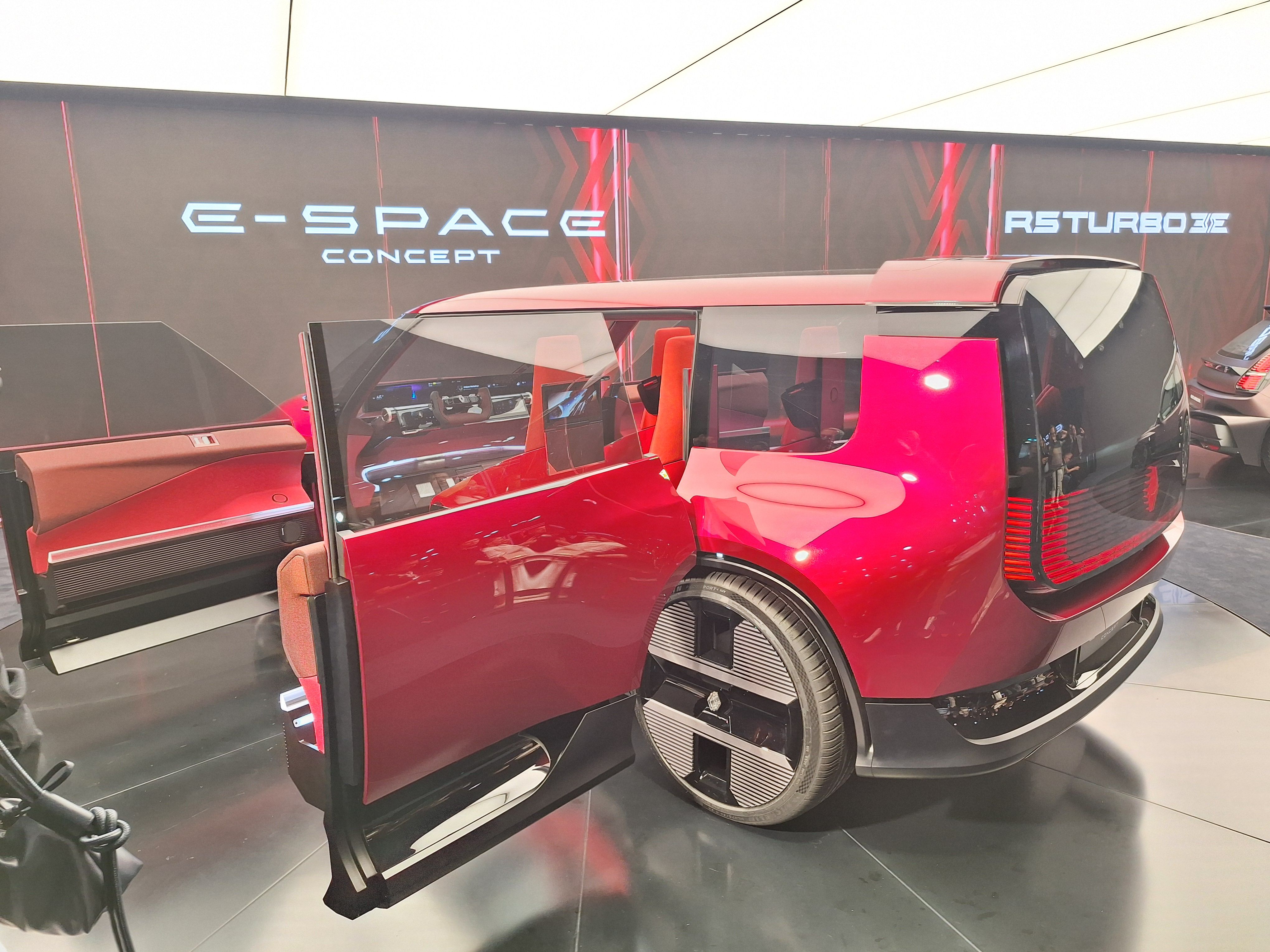 FOTO | Renault ar putea relansa segmentul monovolumelor în era electrică. Ce secrete ascunde conceptul E-Space - Poza 9