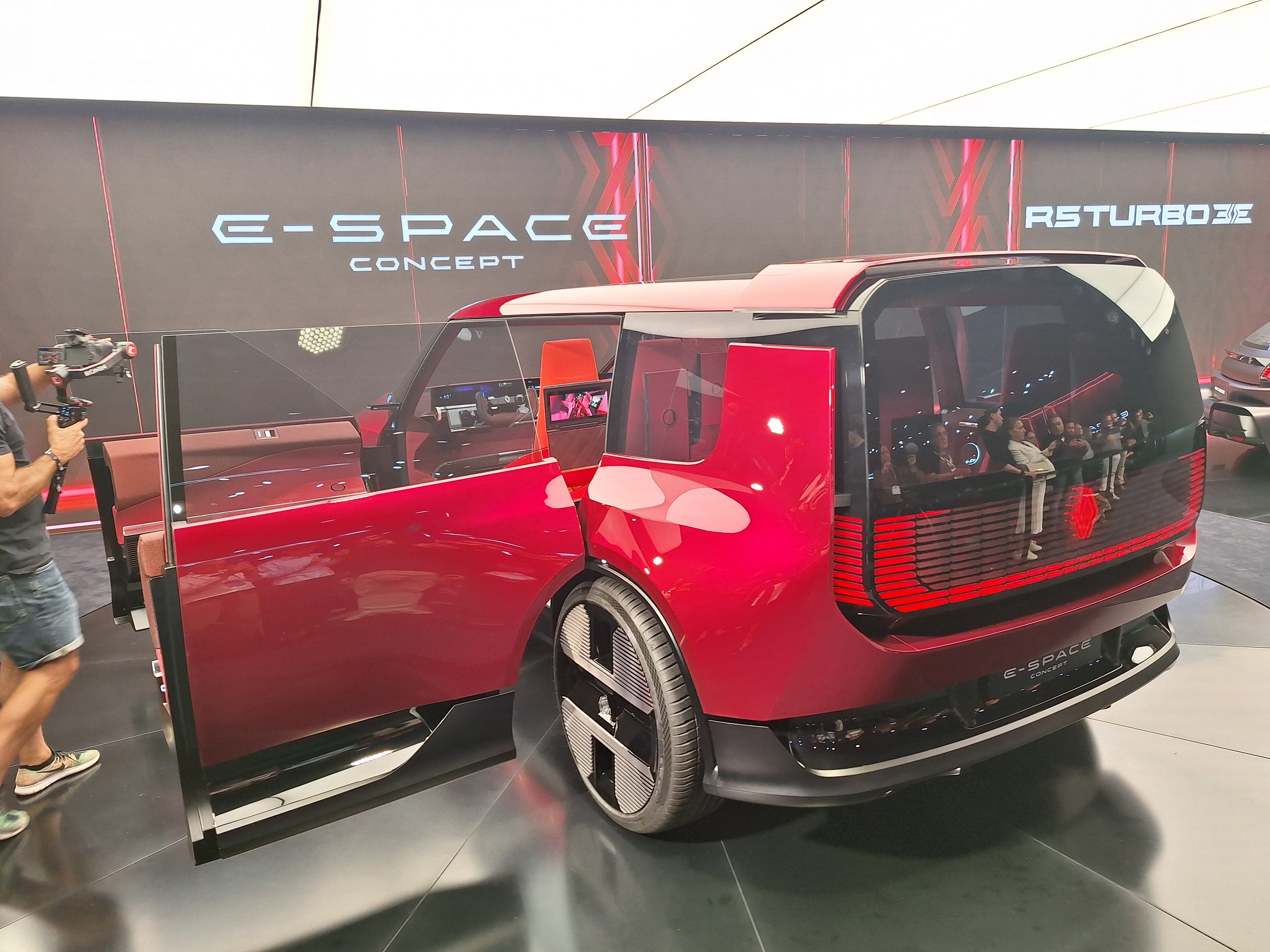 FOTO | Renault ar putea relansa segmentul monovolumelor în era electrică. Ce secrete ascunde conceptul E-Space - Poza 10
