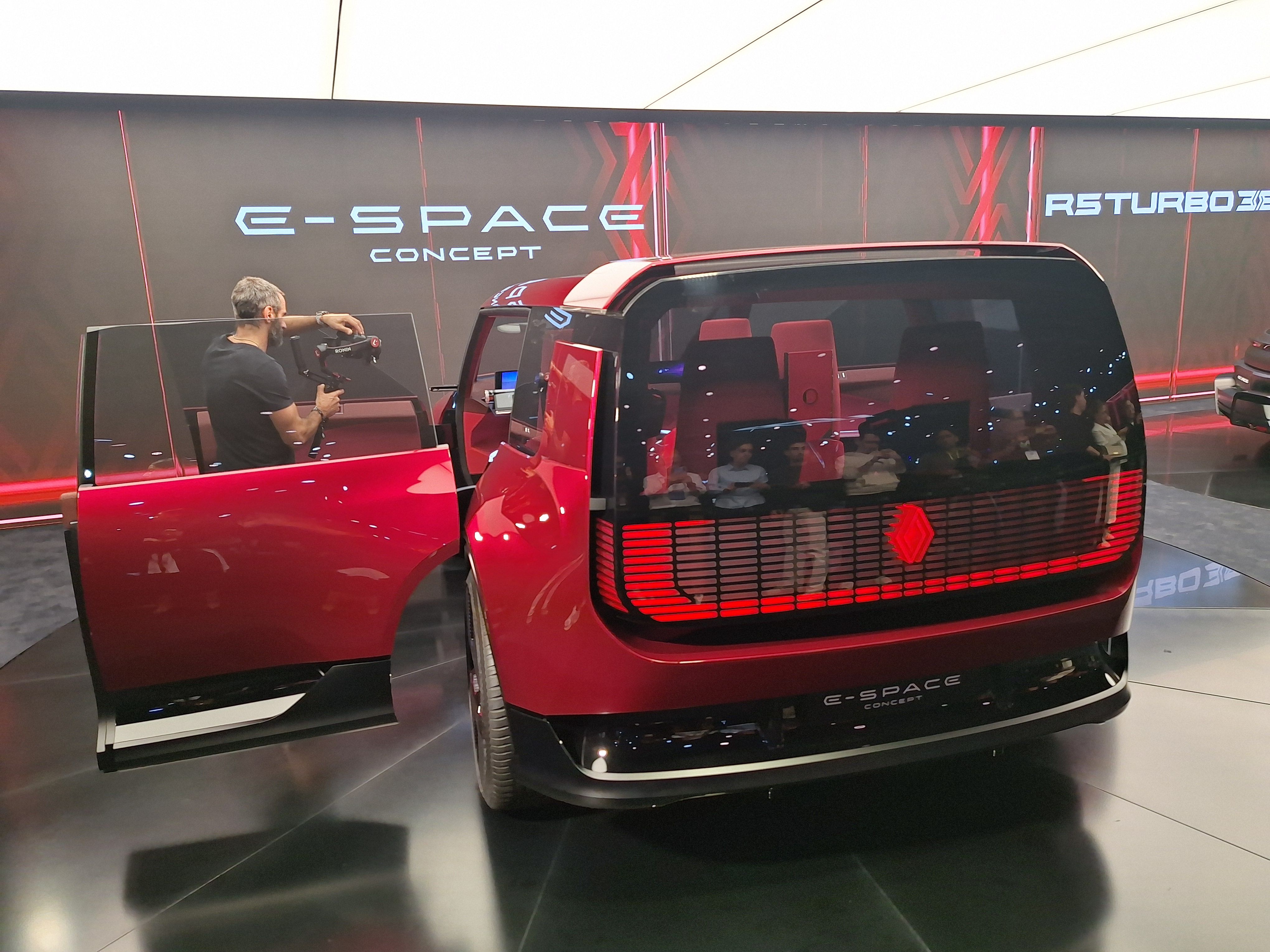 FOTO | Renault ar putea relansa segmentul monovolumelor în era electrică. Ce secrete ascunde conceptul E-Space - Poza 11