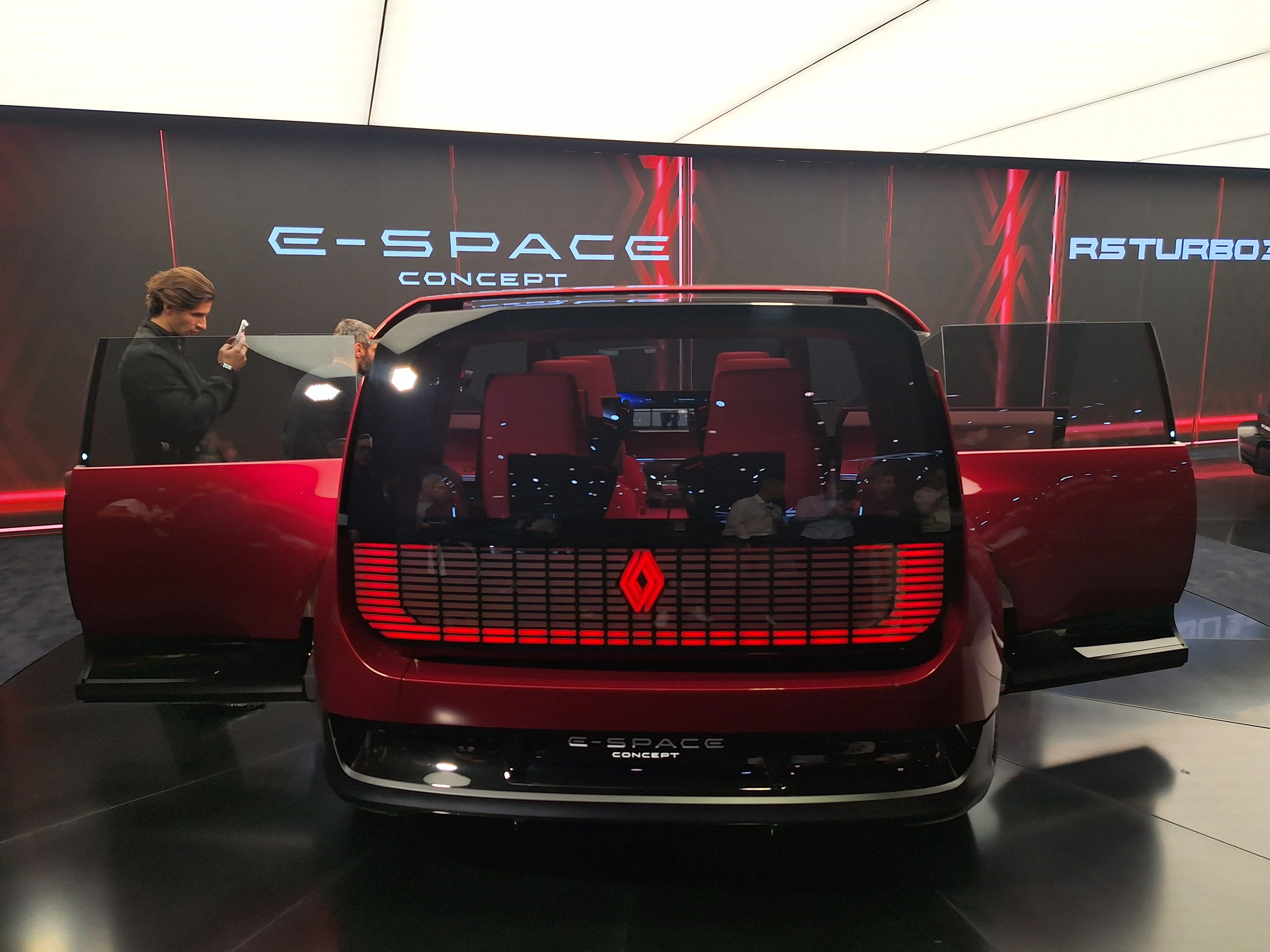 FOTO | Renault ar putea relansa segmentul monovolumelor în era electrică. Ce secrete ascunde conceptul E-Space - Poza 12