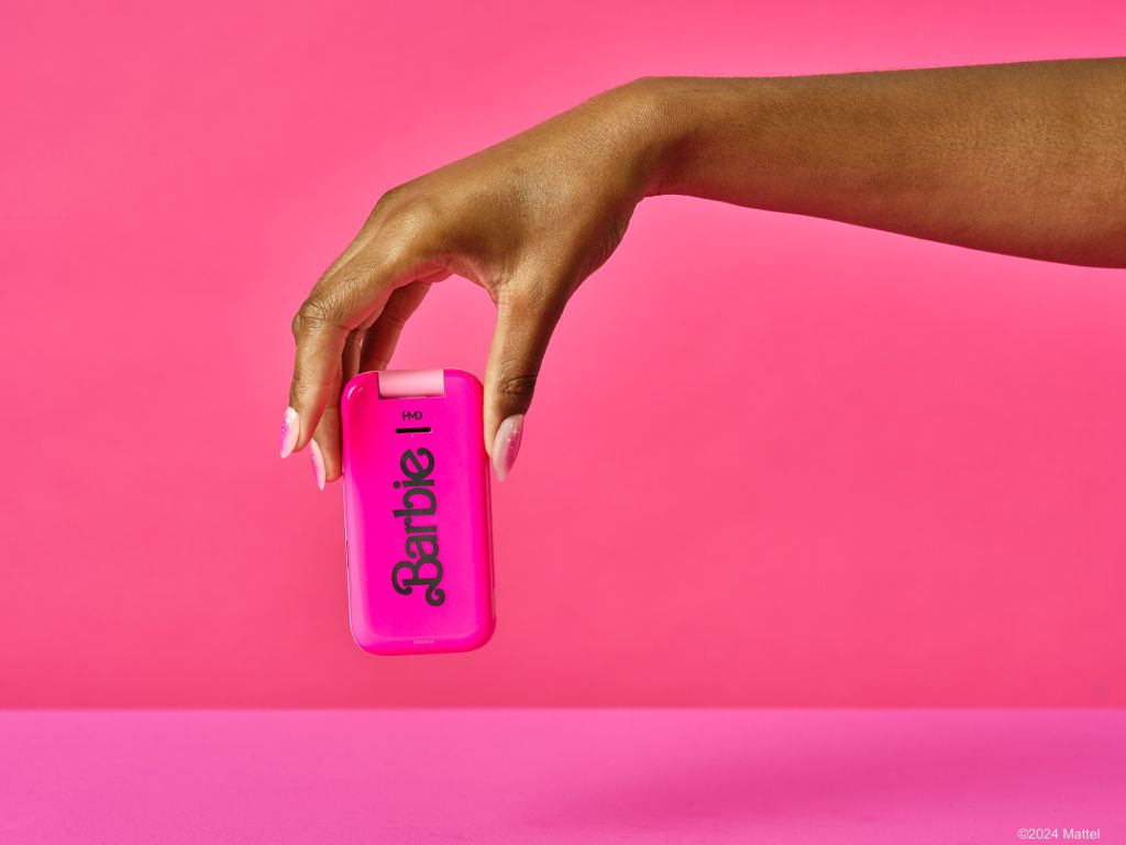 HMD și Mattel au scos pe piață telefonul Barbie, un model retro cu clapetă - Imagine 5
