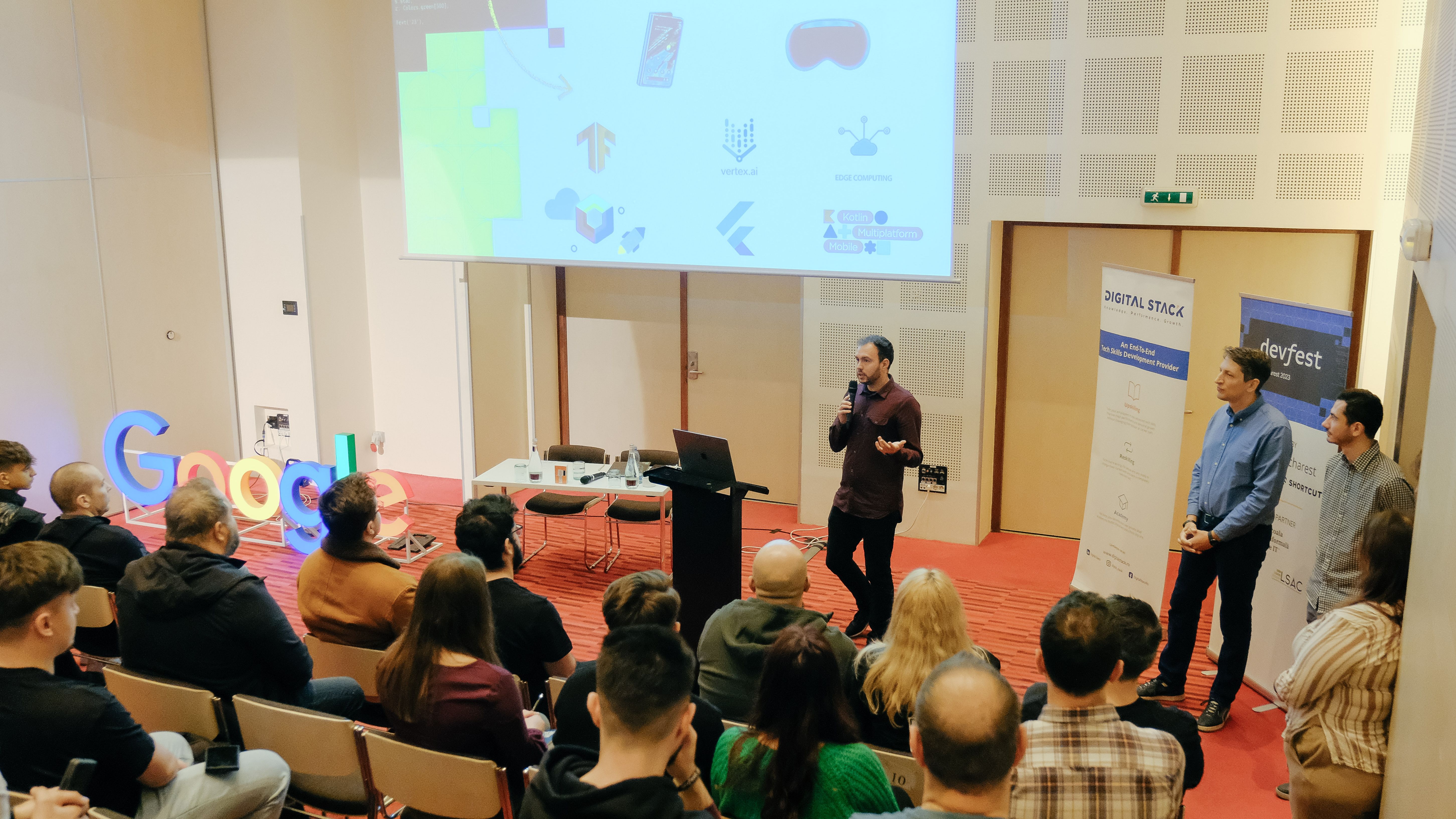 Ultimele locuri la DevFest Bucharest 2024, conferința de top organizată de Google Developer Groups Bucharest și Digital Stack
